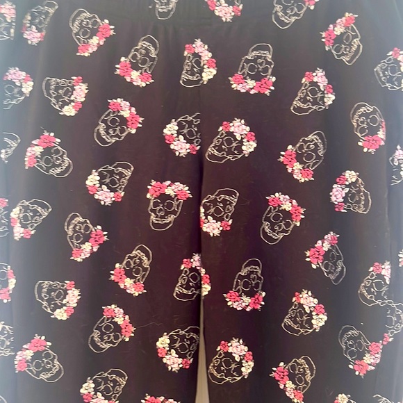 Torrid black & pink leggingsSize L, pink flowers crown on skulls design - Picture 5 of 7